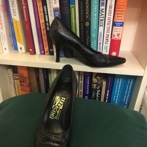 Ferragamo logo grey on black leather heels